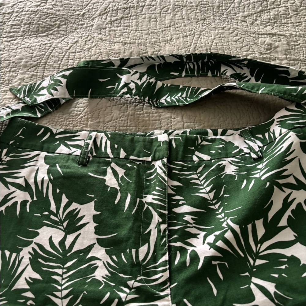 Green Leaf Print Women's Shorts - Picture 3 of 7